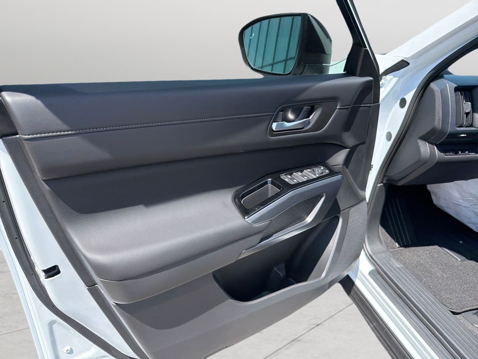 New 2026 White Nissan SL image 15