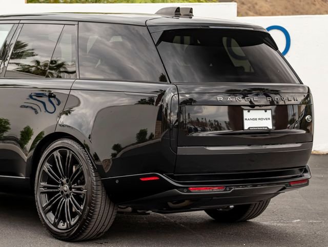 Used 2023 Santorini Black Metallic Land Rover SE image 10