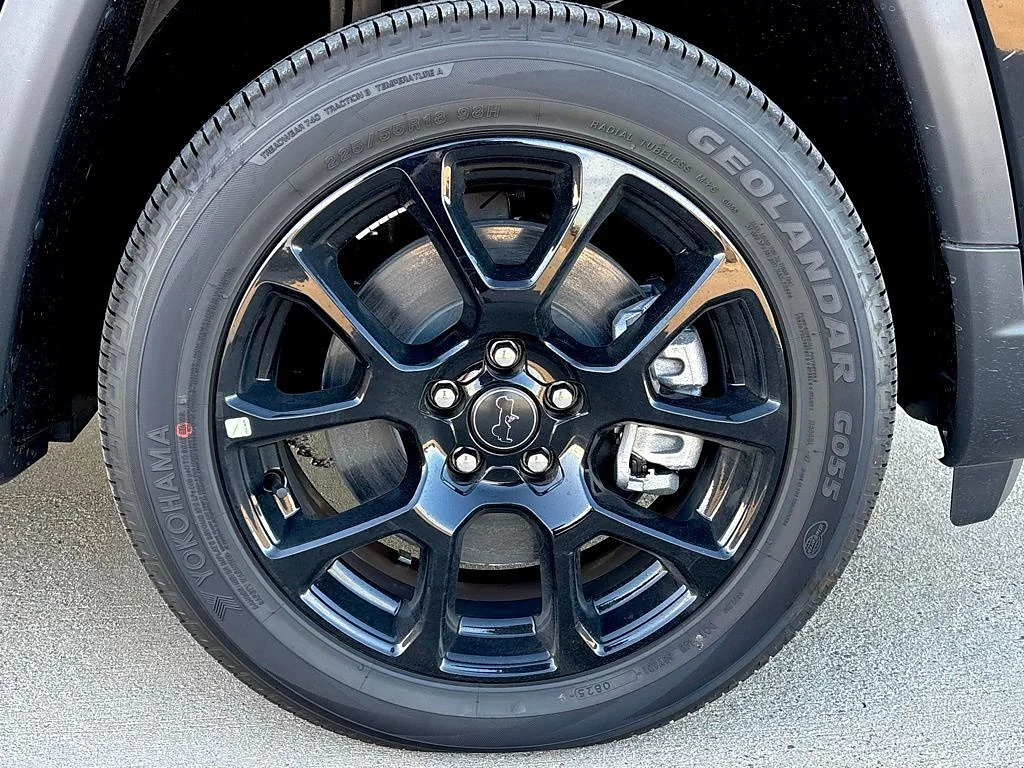 New 2026 Diamond Black Crystal Pearl Coat Jeep Latitude Altitude image 25