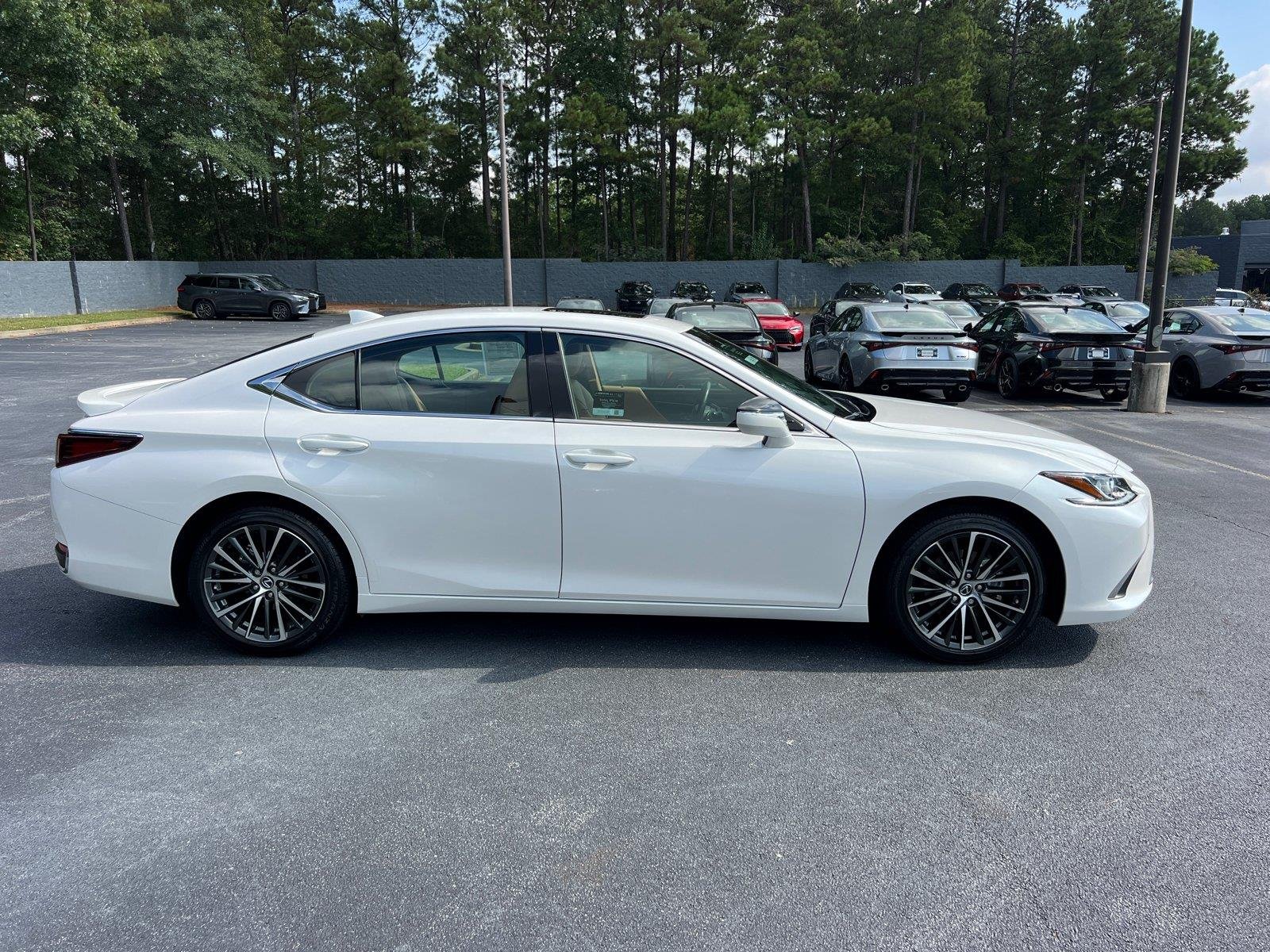 Used 2025 Eminent White Pearl Lexus ES 300h image 4