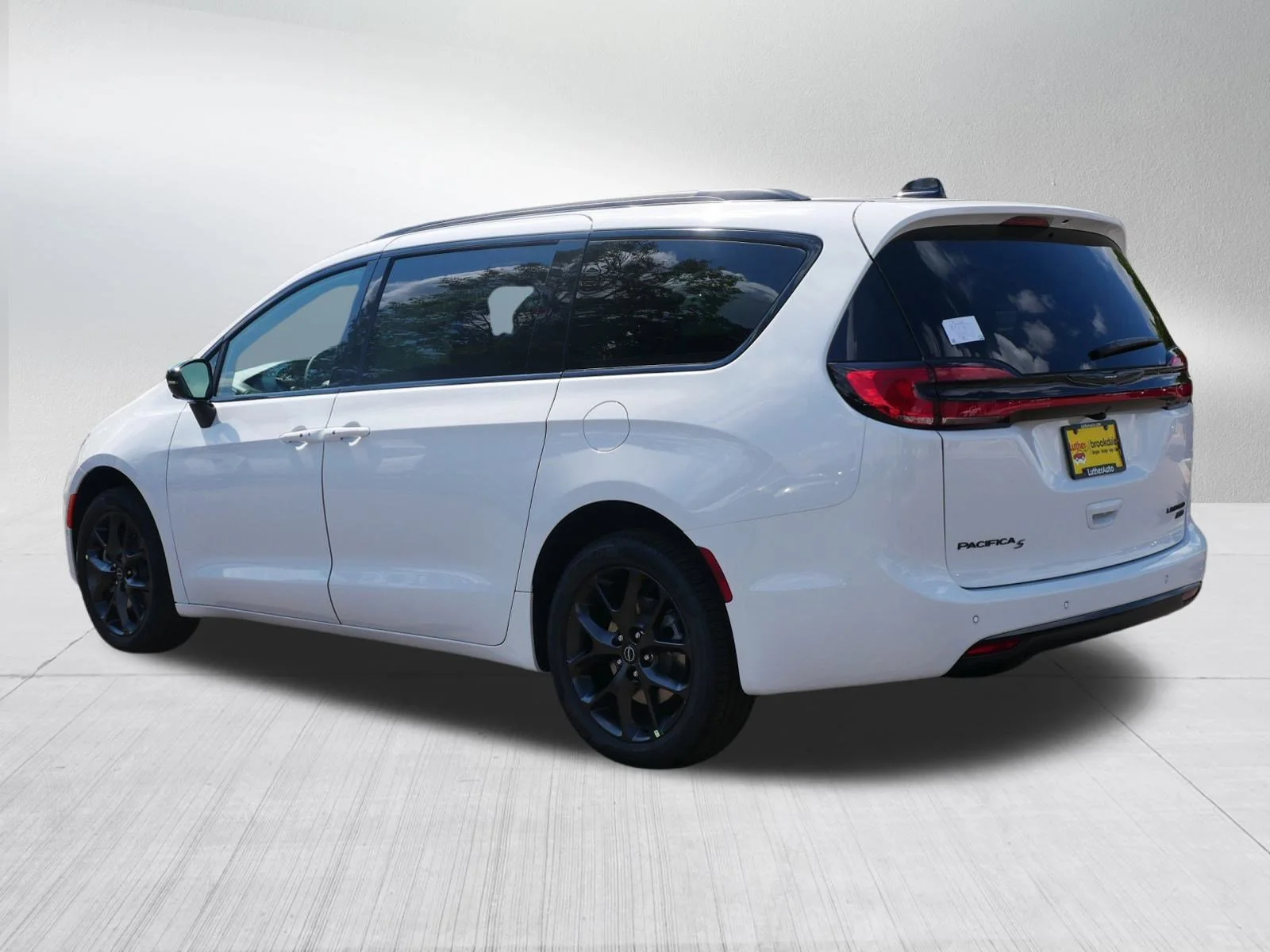New 2026 Bright White Clear-Coat Exterior Paint Chrysler Limited image 5