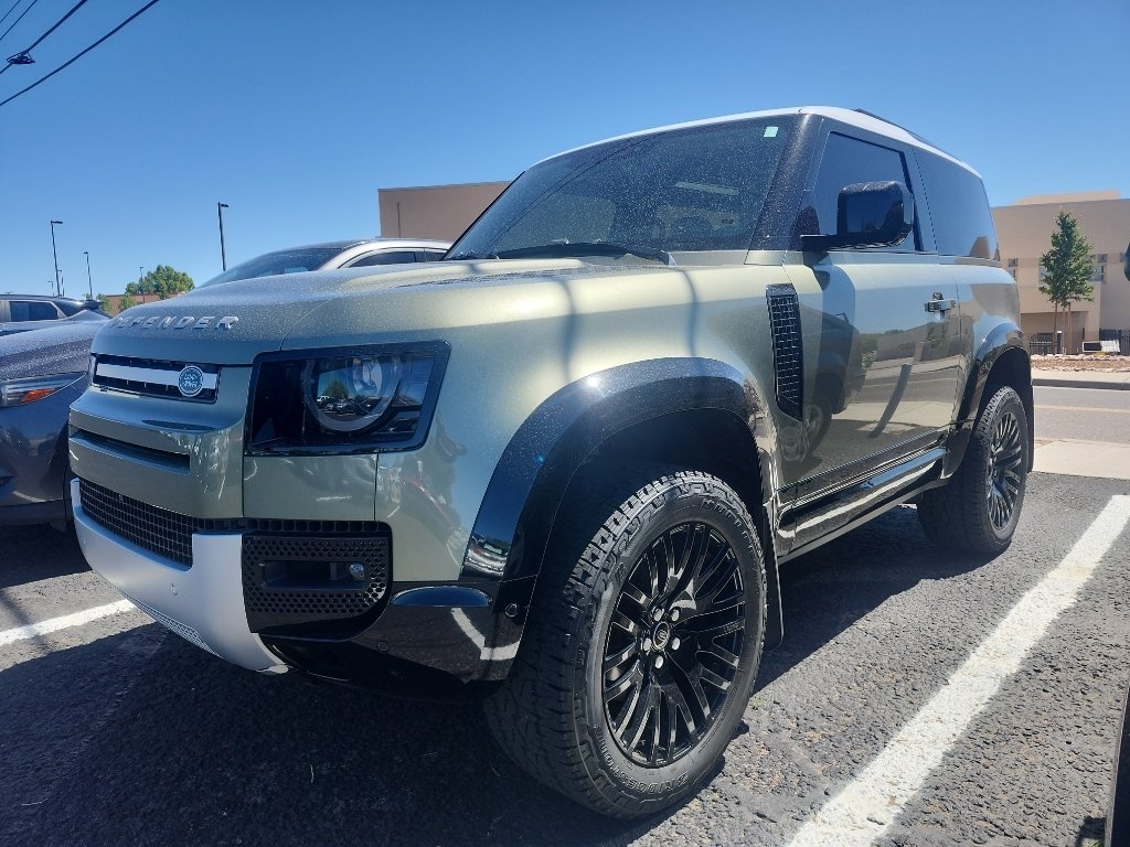 Used 2023 Pangea Green Metallic Land Rover S image 1