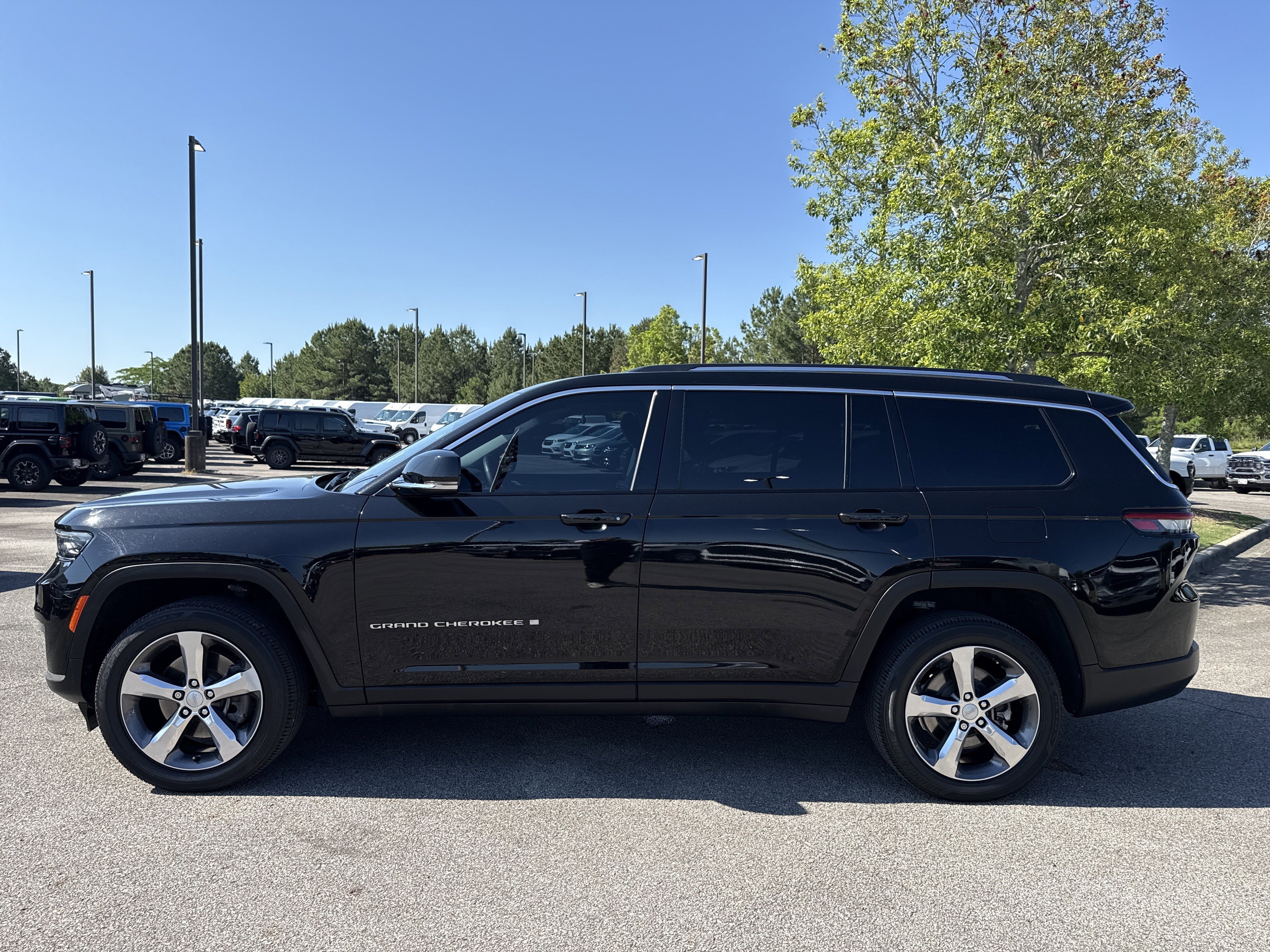 Used 2021 Diamond Black Crystal Pearlcoat Jeep Limited image 4