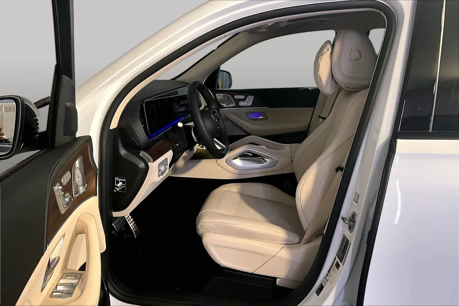 New 2026 MANUFAKTUR Moonlight White Metallic Mercedes-Benz GLS 450 image 13
