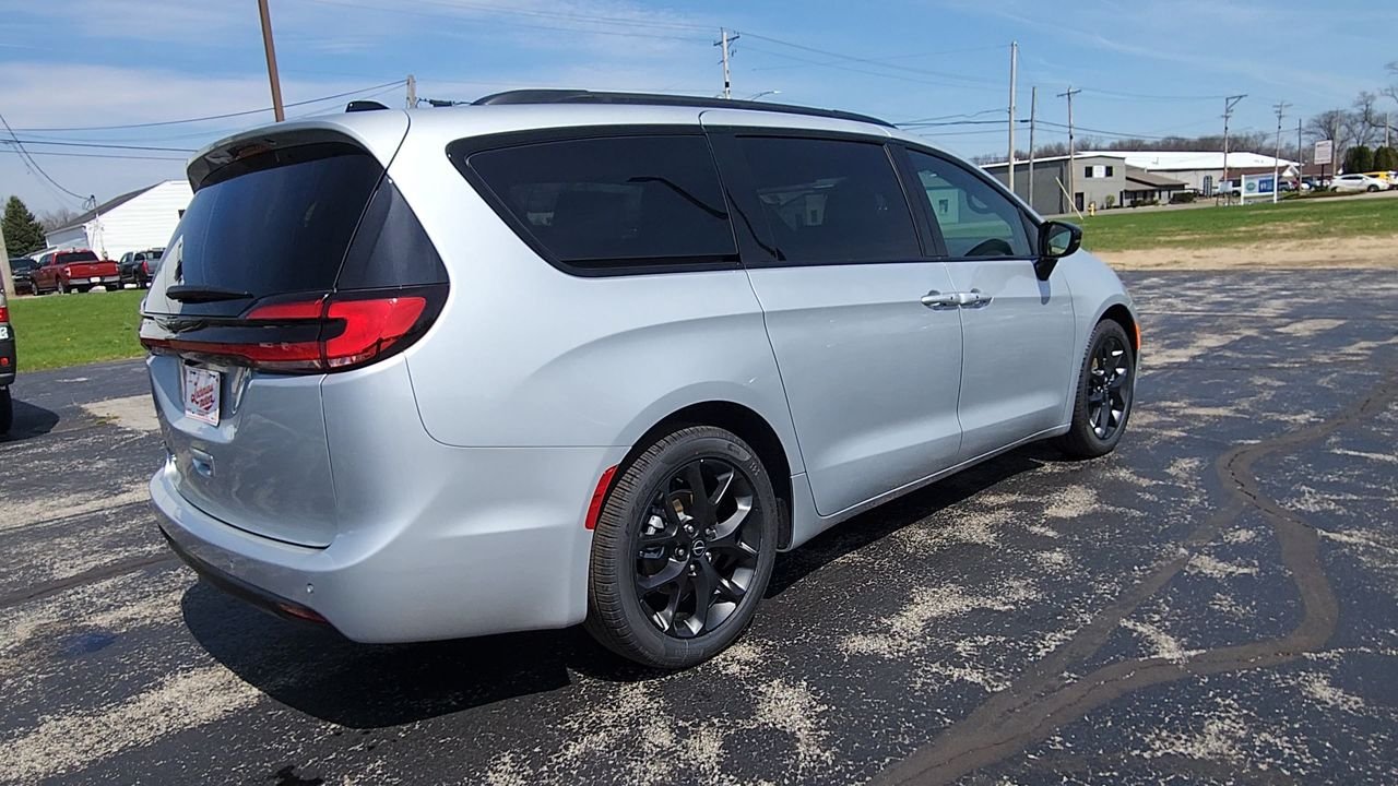 New 2026 Silver Mist Clear-Coat Exterior Paint Chrysler Select image 8