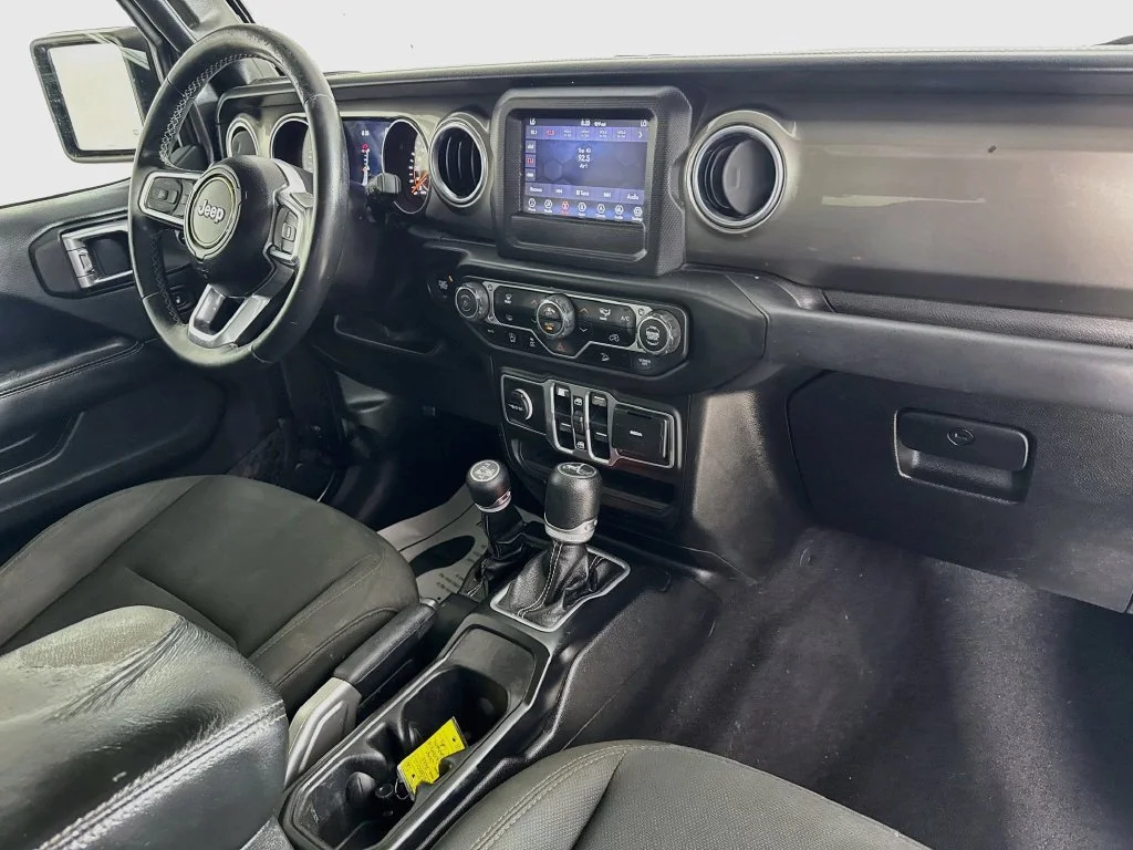 Used 2018 Granite Crystal Metallic Clearcoat Jeep Unlimited Sahara image 35