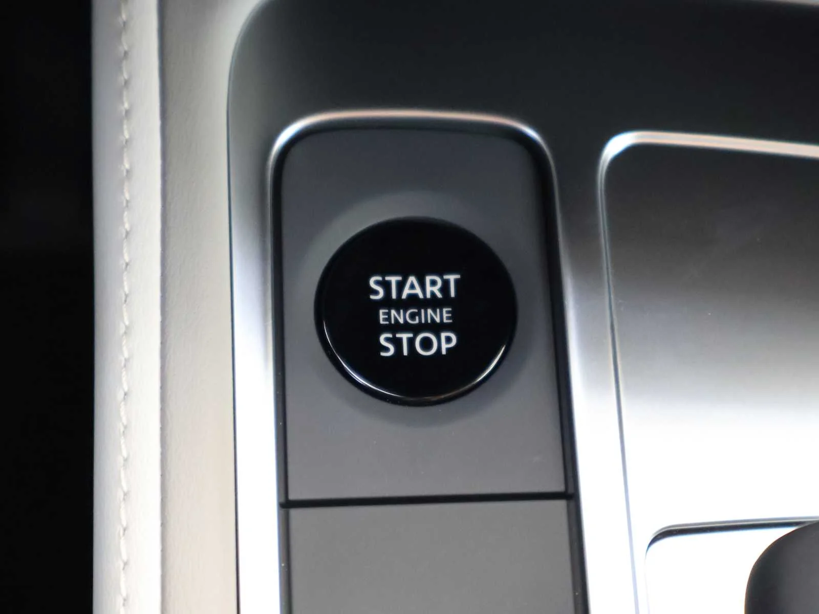 New 2027 RADIANT WHITE INFINITI Luxe FWD image 15