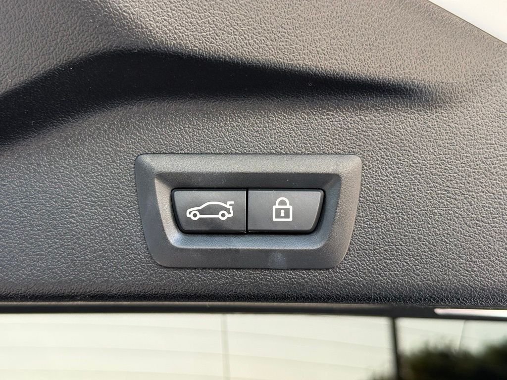 Used 2020 White BMW xDrive40i image 33