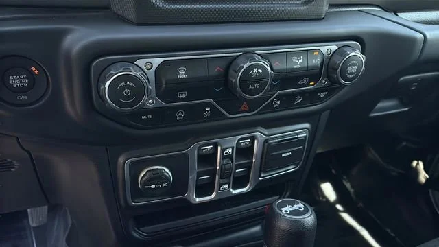 Used 2018 Silver Jeep Sahara 4x4 image 30