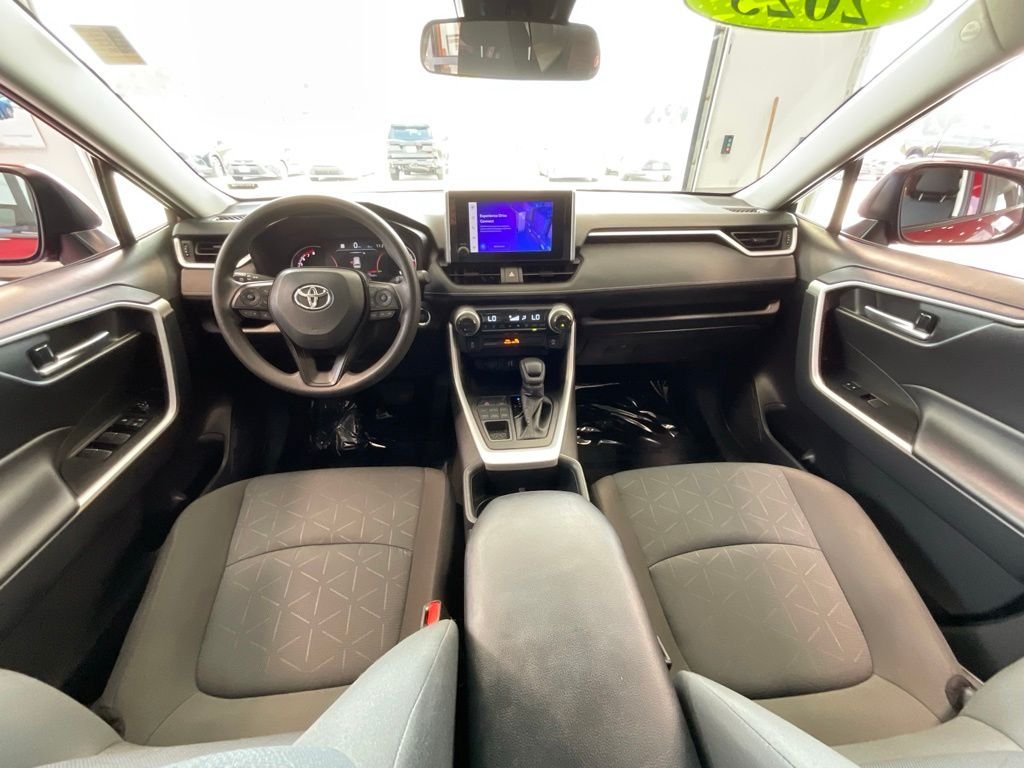 2025 Toyota RAV4 XLE - Photo 7