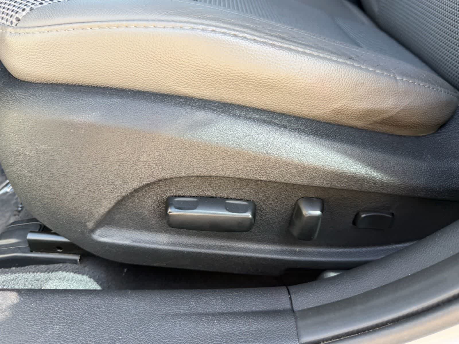 Used 2011 Radiant Silver Metallic Hyundai SE image 20