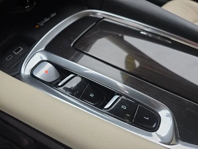 Used 2022 Summit White Buick Essence image 23