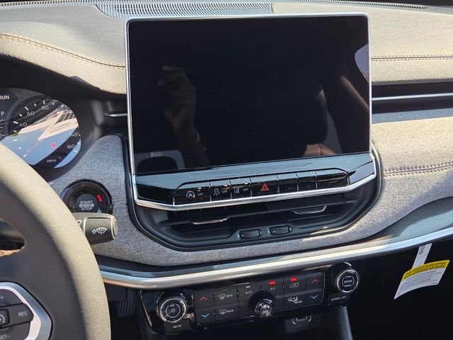 New 2026 Diamond Black Crystal Pearlcoat Jeep Latitude image 18