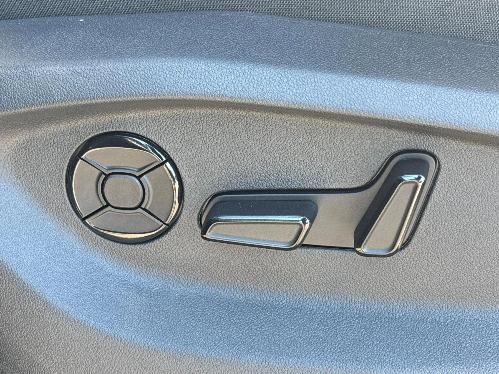 New 2026 Platinum Gray Metallic Volkswagen SE image 15