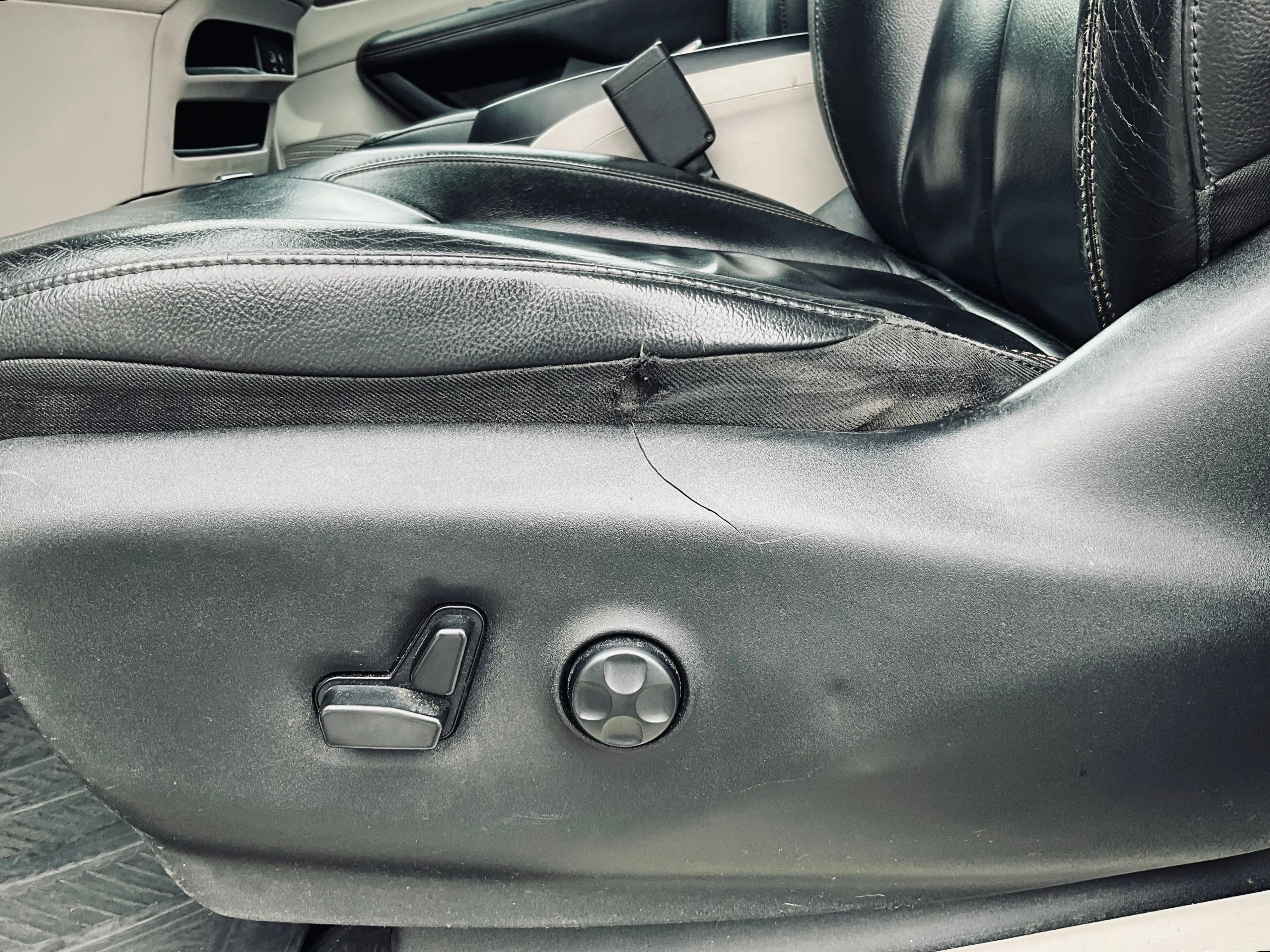 Used 2017 Silver Chrysler Touring L image 10