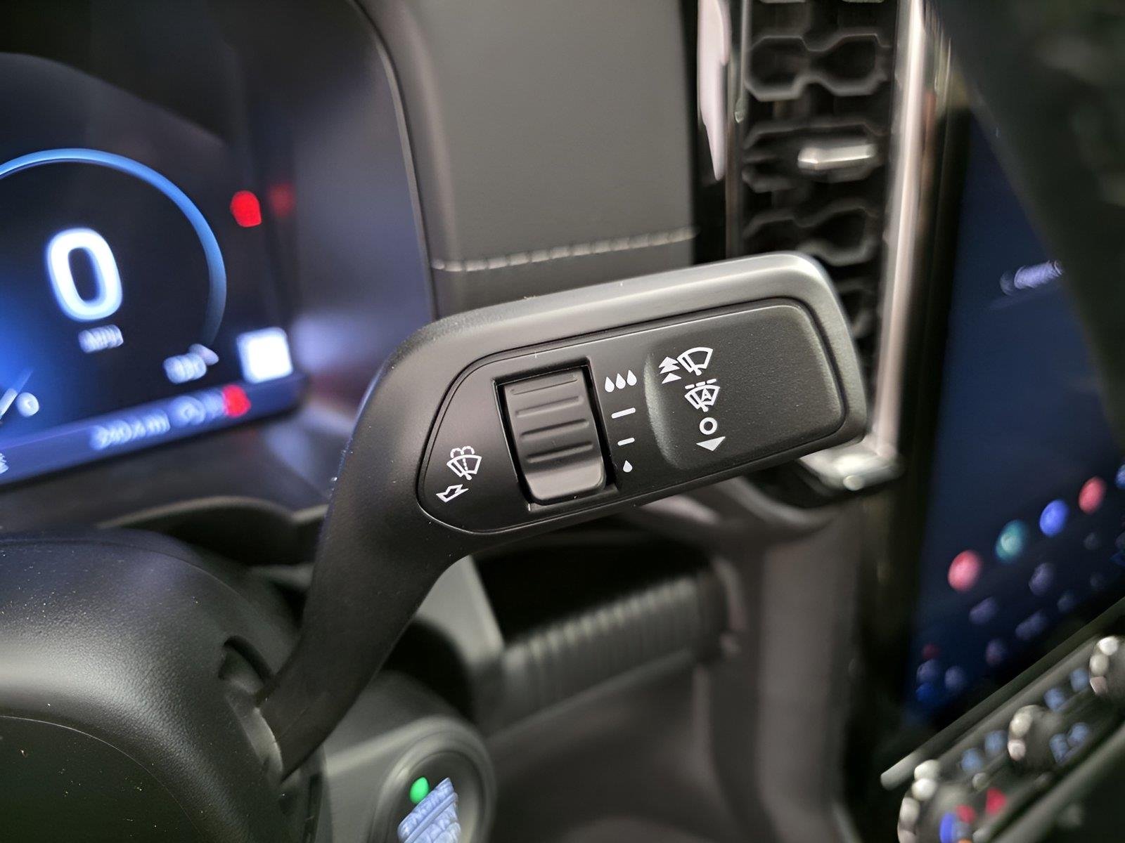 Used 2025 Oxford White Ford LARIAT image 32