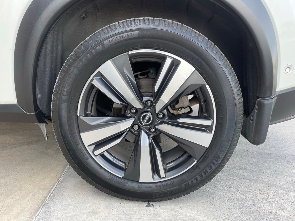 Used 2023 White Nissan Platinum image 19