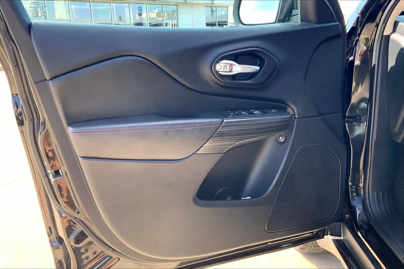 Used 2017 Diamond Black Crystal Pearlcoat Jeep Trailhawk image 24