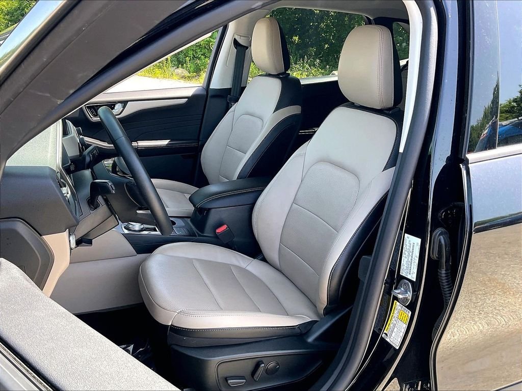 Used 2022 Agate Black Metallic Ford SEL image 9