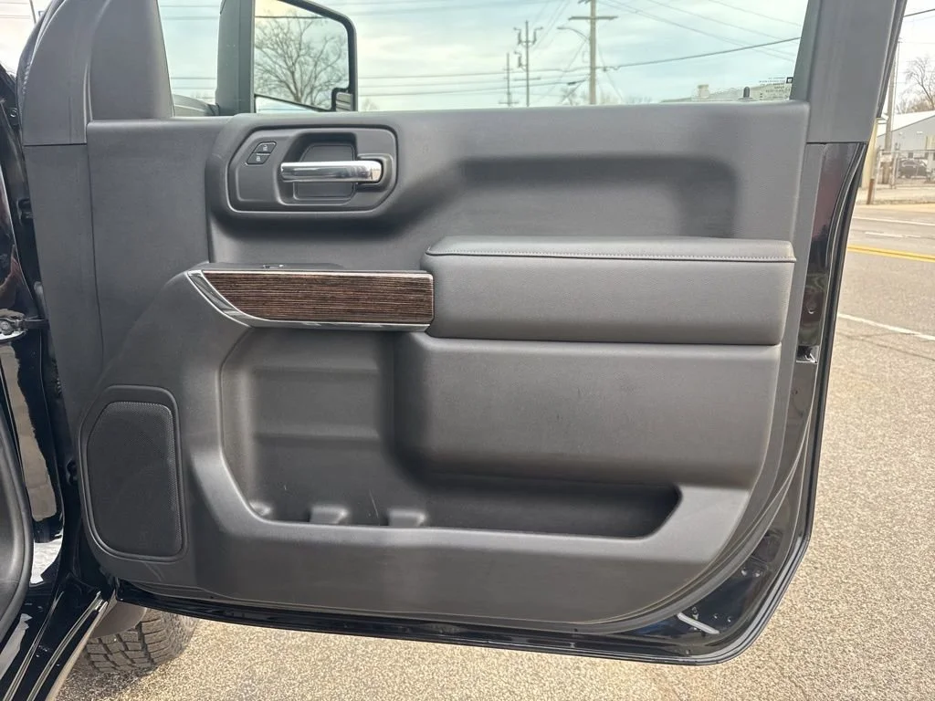 Used 2025 Onyx Black GMC SLE image 24