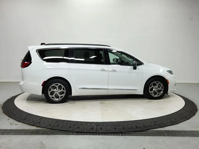 Used 2023 White Chrysler Limited image 9