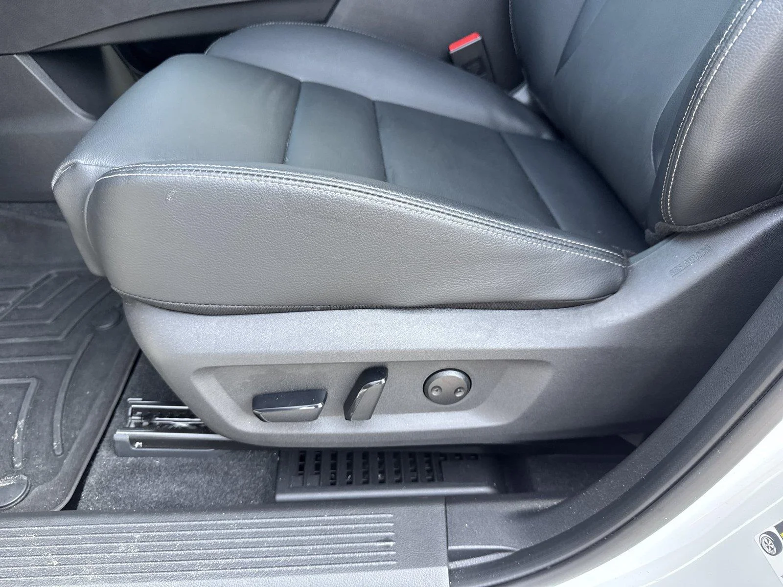 Used 2025 Everest White Pearl Nissan SL image 10