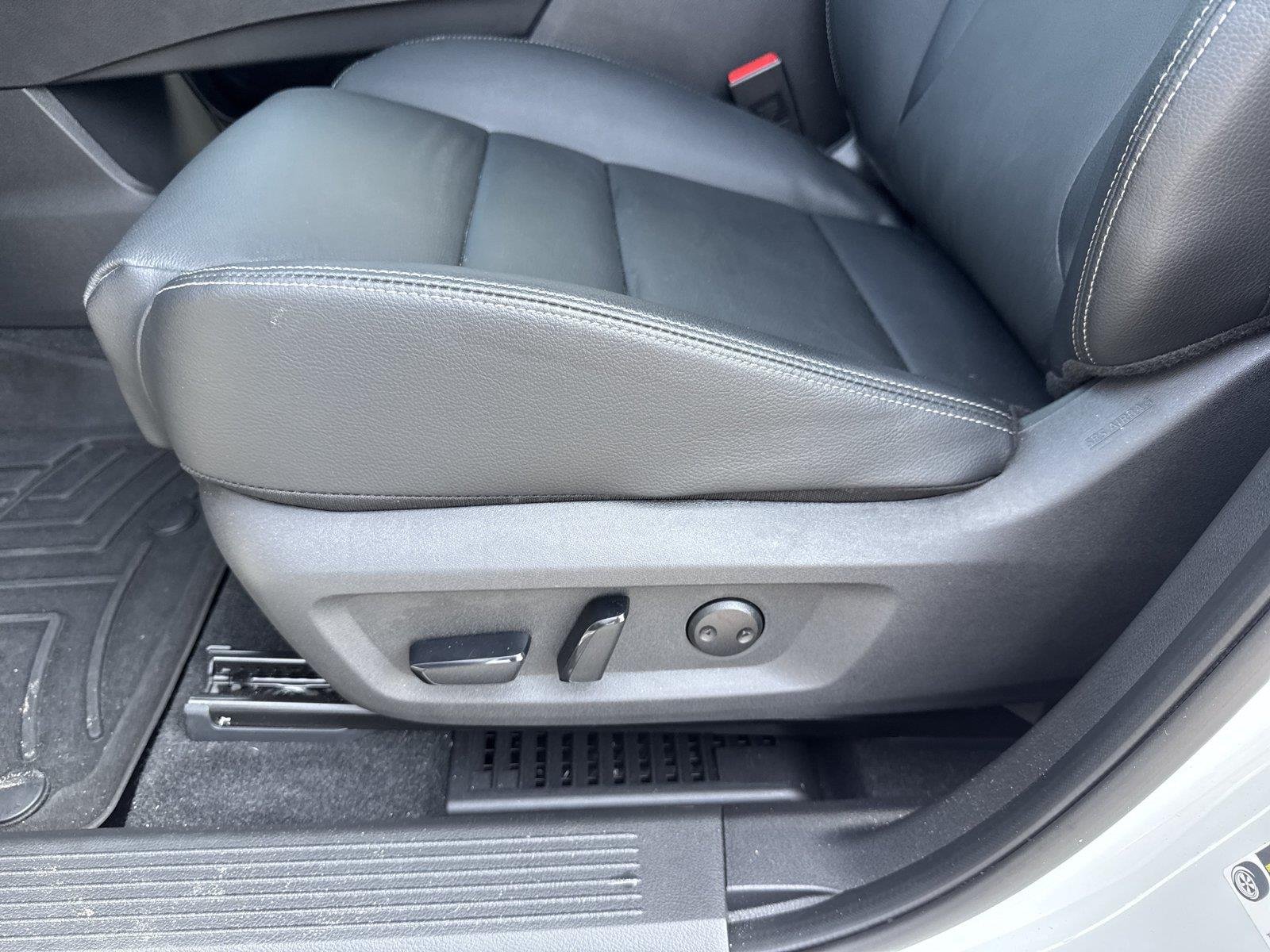 Used 2025 Everest White Pearl Nissan SL image 10