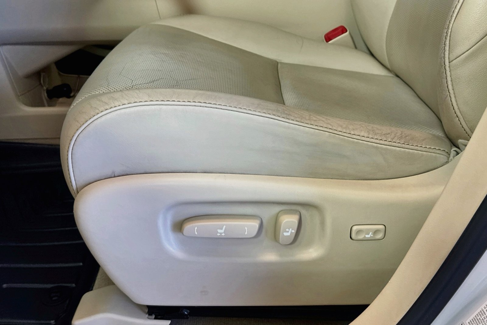 Used 2013 Starfire Pearl Lexus  image 17
