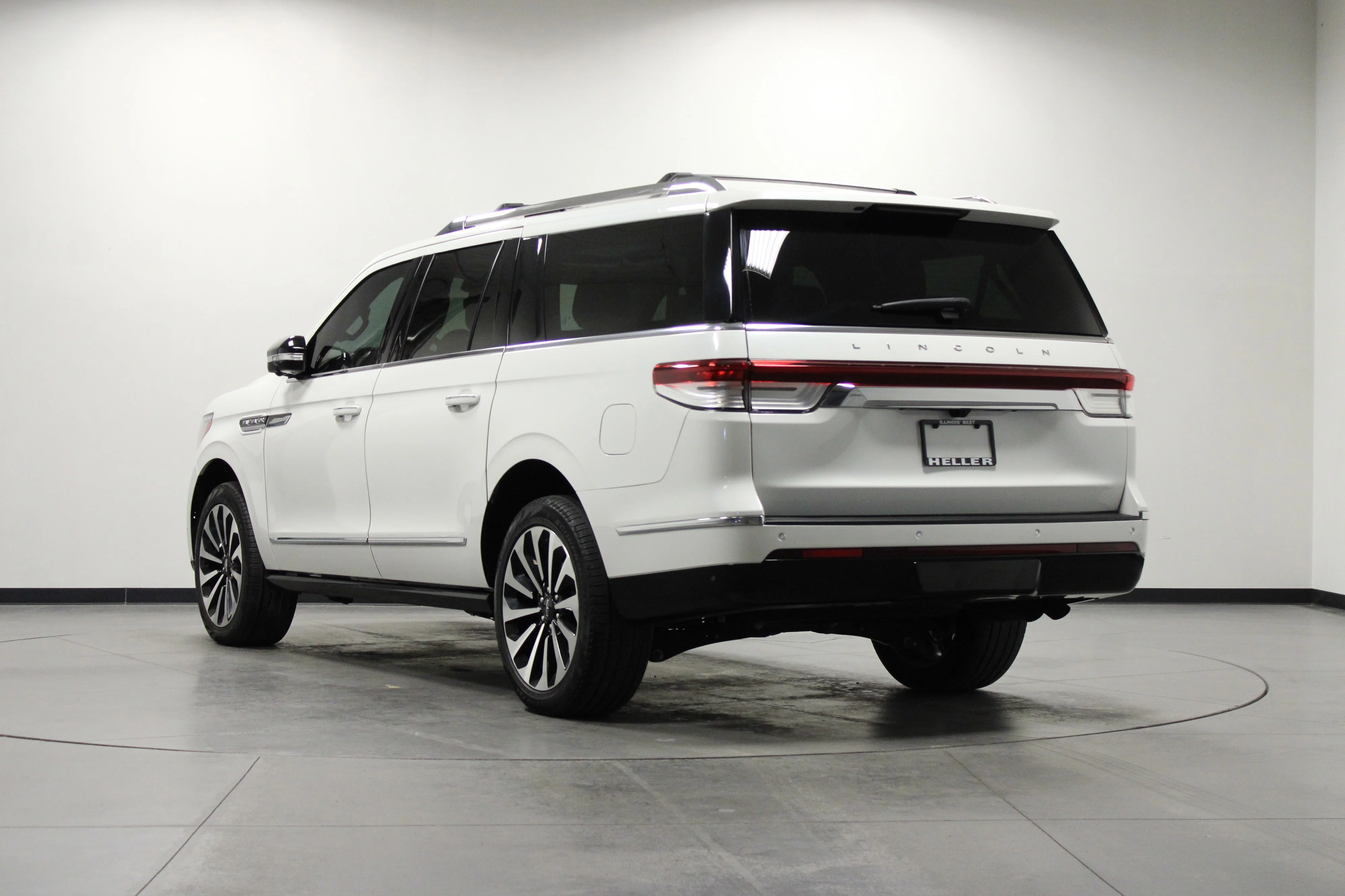 Used 2024 White Metallic Lincoln Reserve image 6