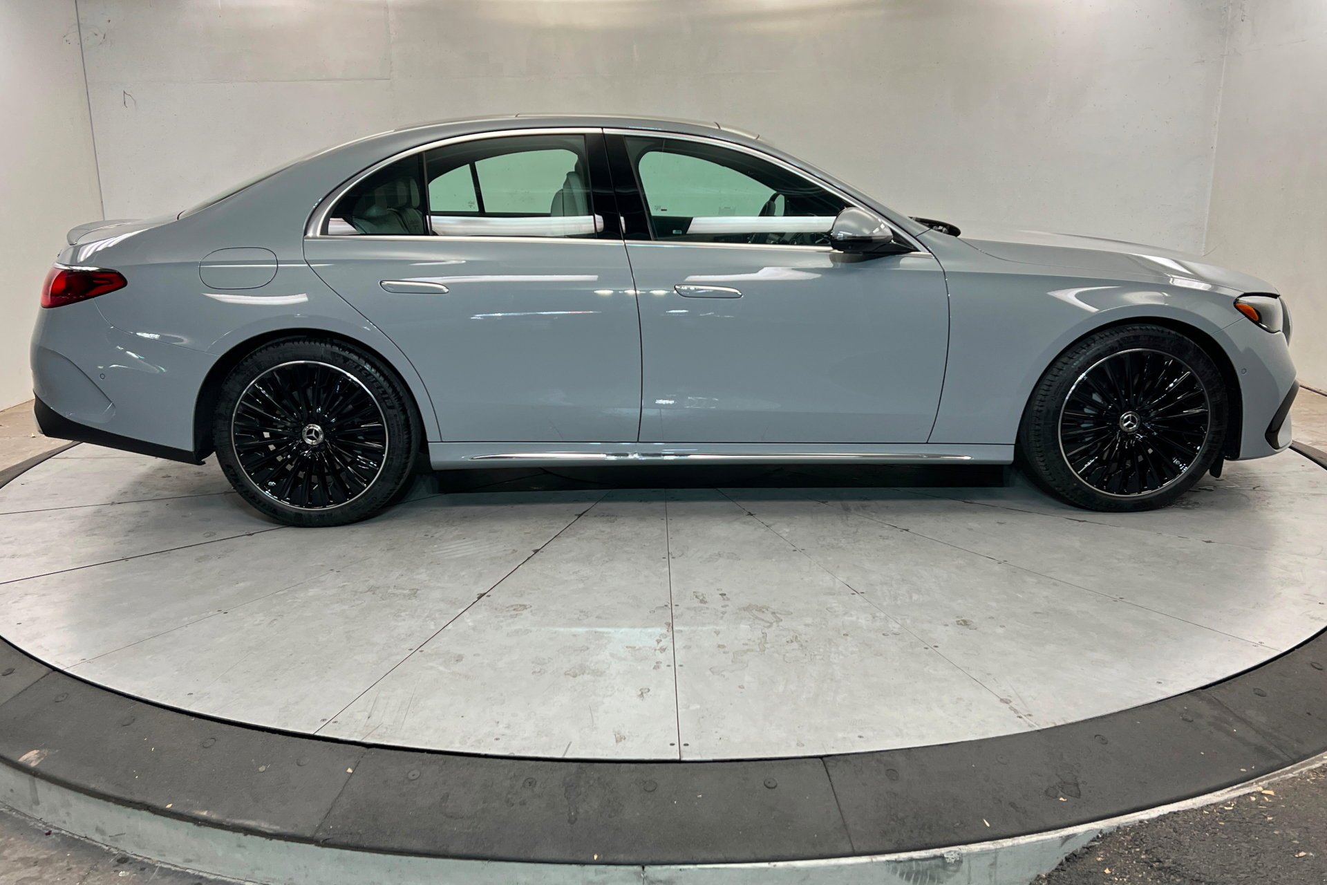 New 2026 MANUFAKTUR Alpine Grey Mercedes-Benz E 350 image 31