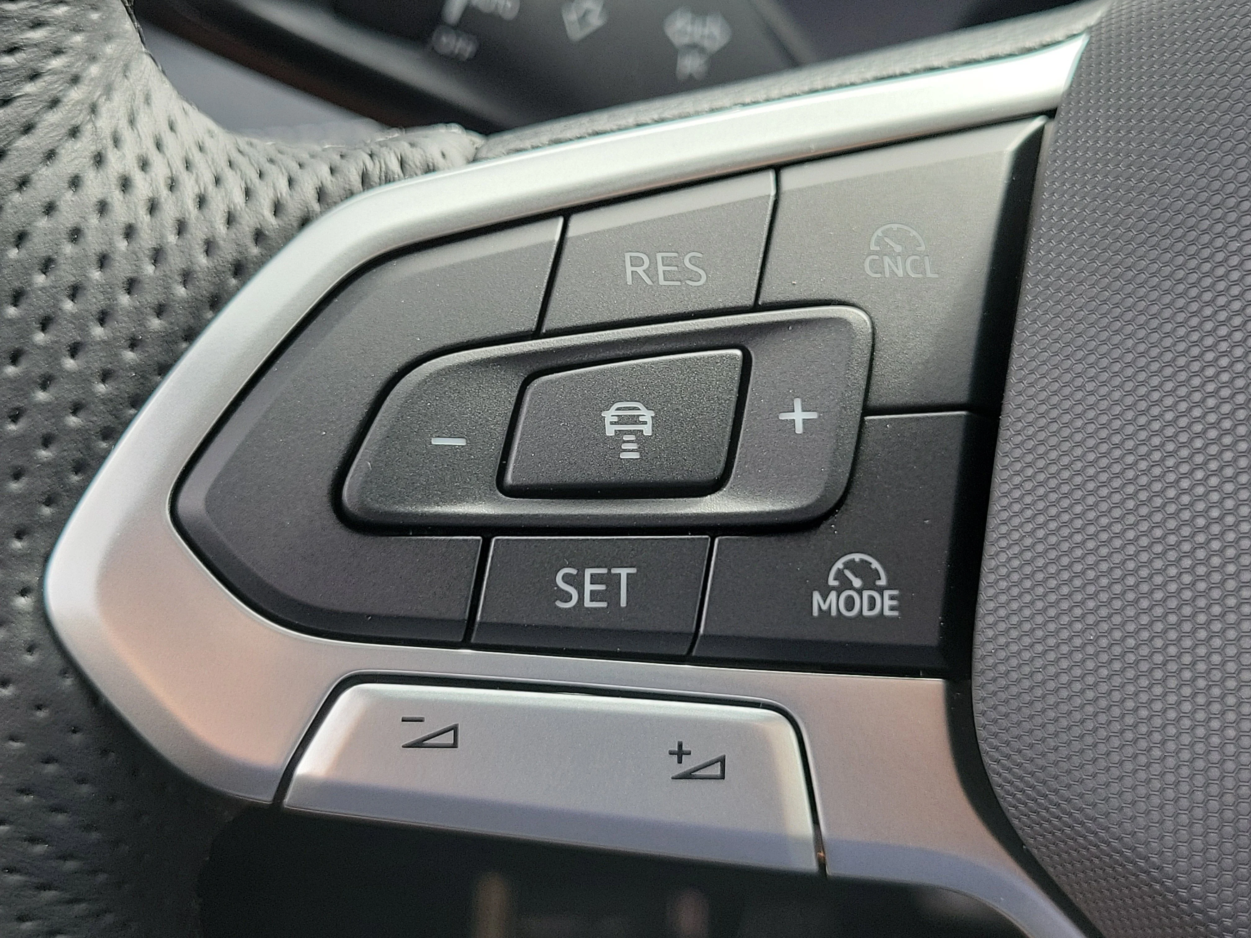 2026 Volkswagen Tiguan SE R-LINE BLACK - Photo 24