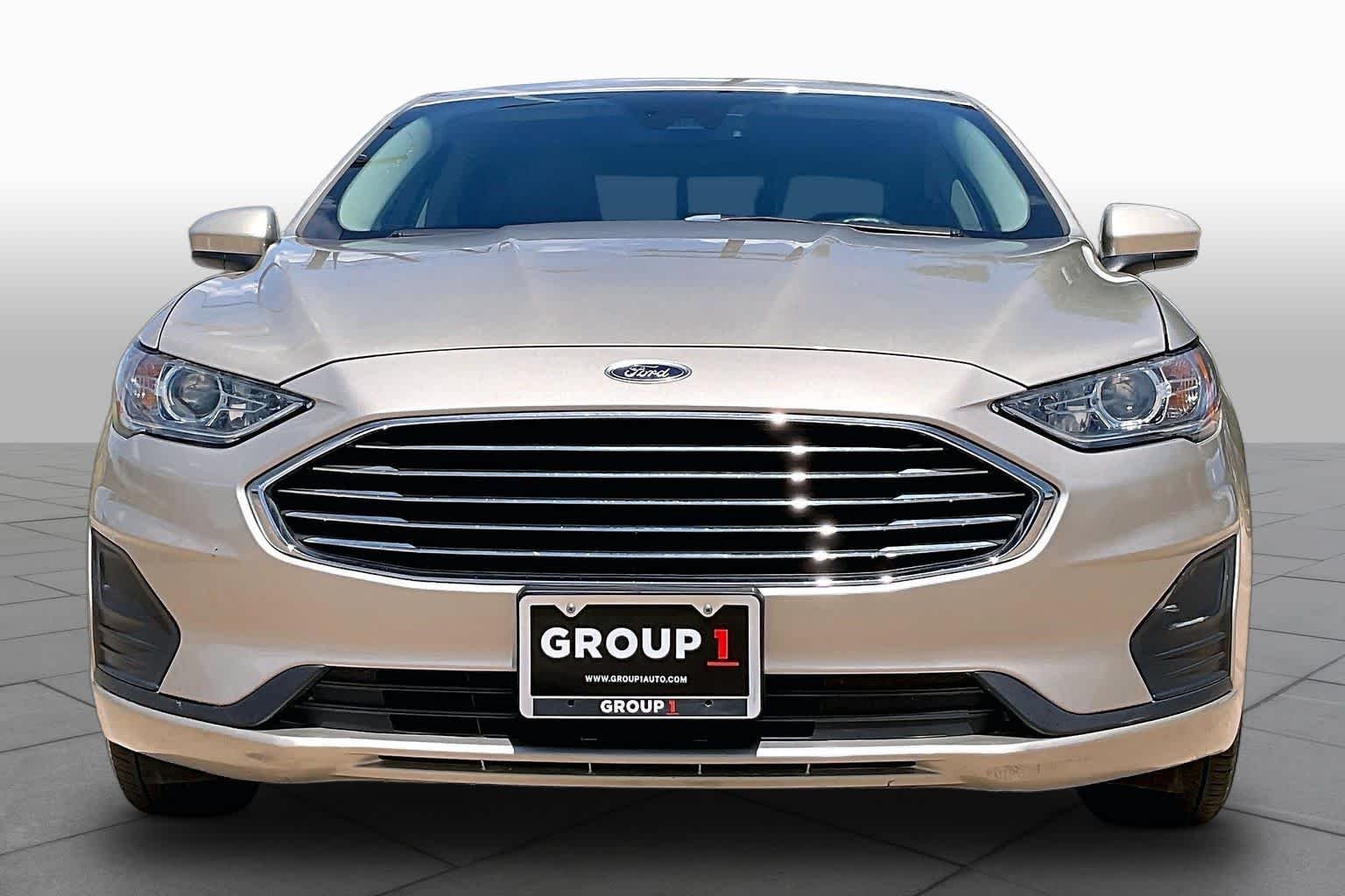 Used 2019 White Gold Metallic Ford SE image 4