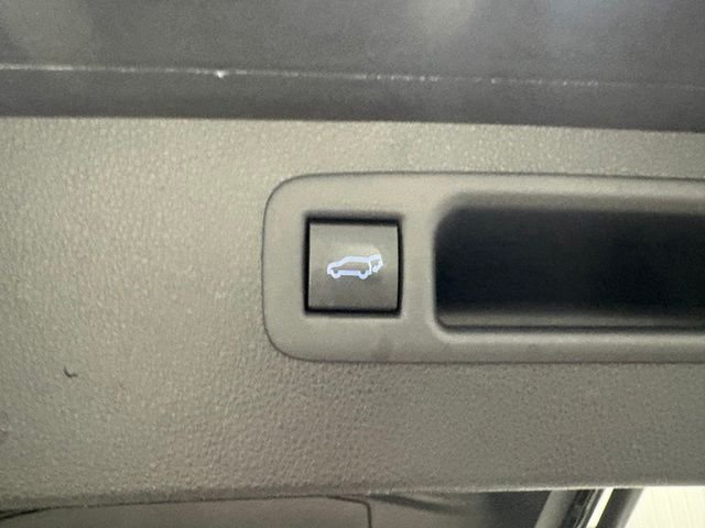 Used 2020 White Toyota XLE image 10