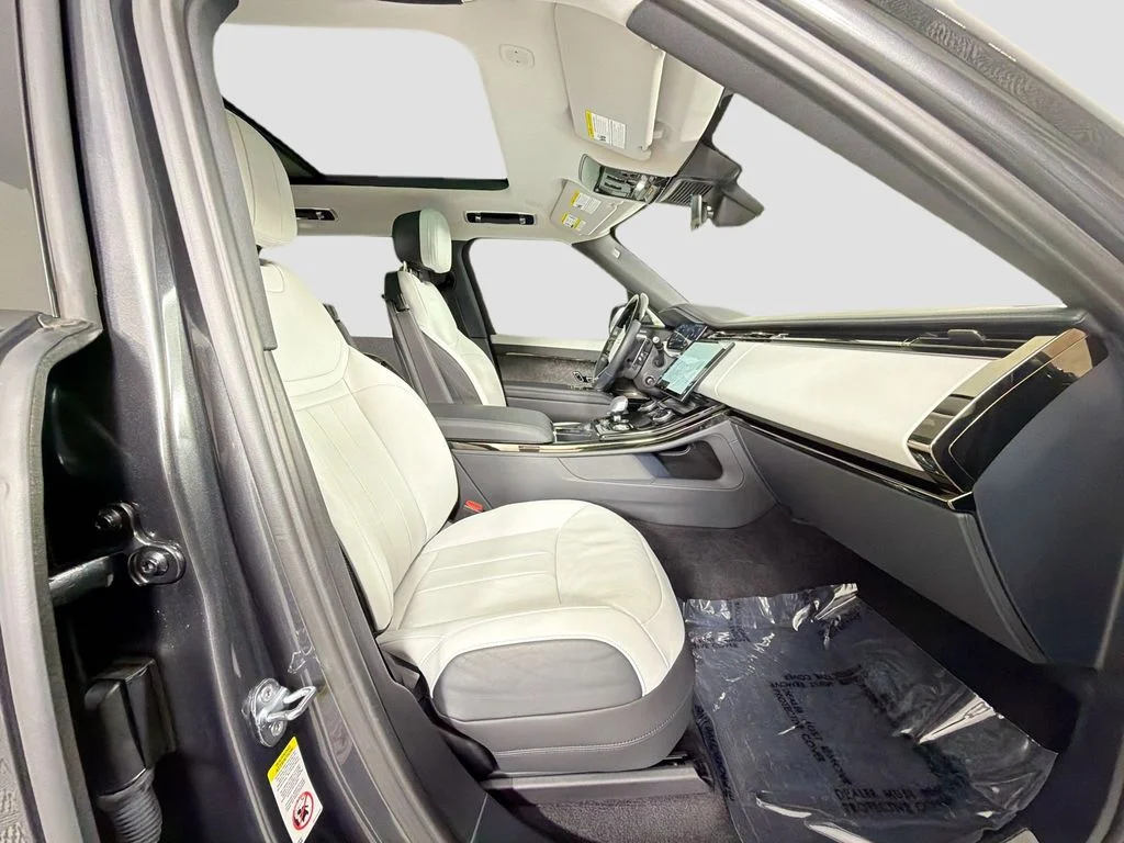 Used 2023 Gray Land Rover SE Dynamic image 30