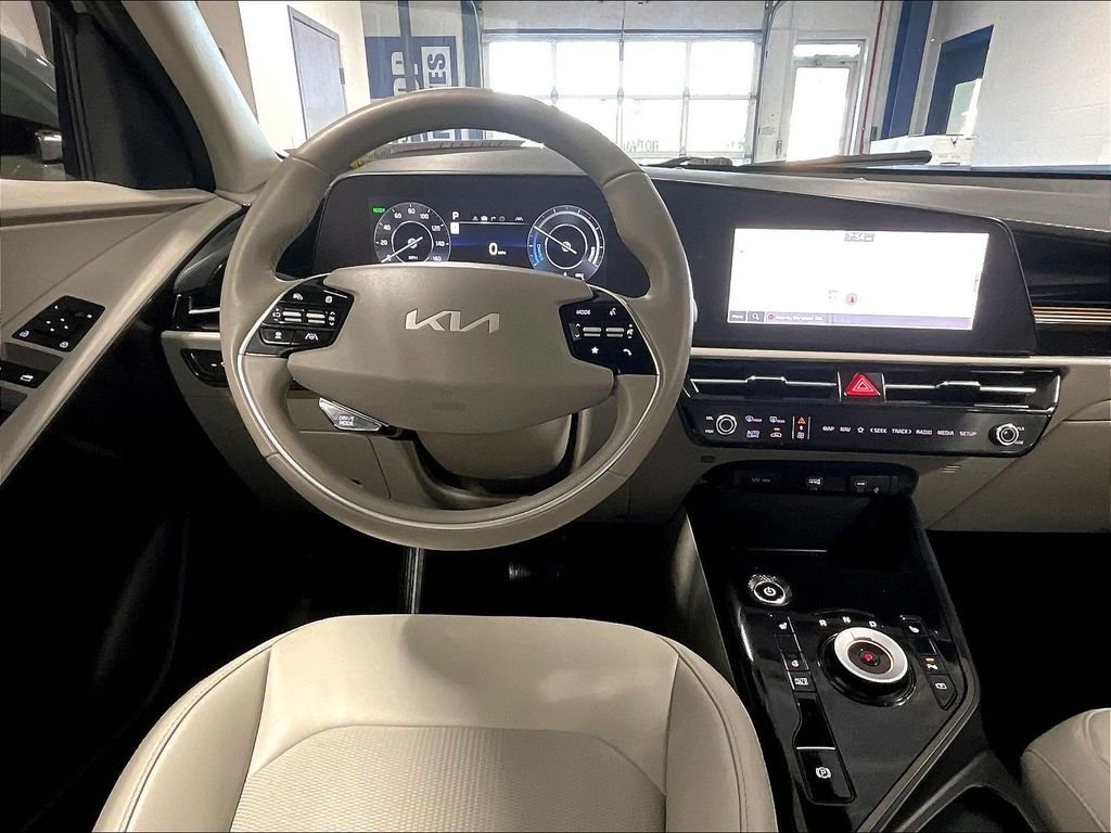 Used 2023 Green Kia Wind image 17