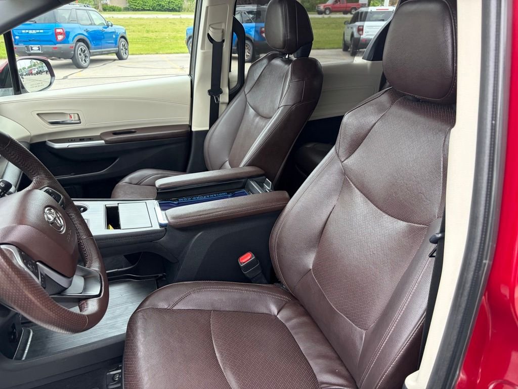 Used 2022 Ruby Flare Pearl Toyota Platinum image 3