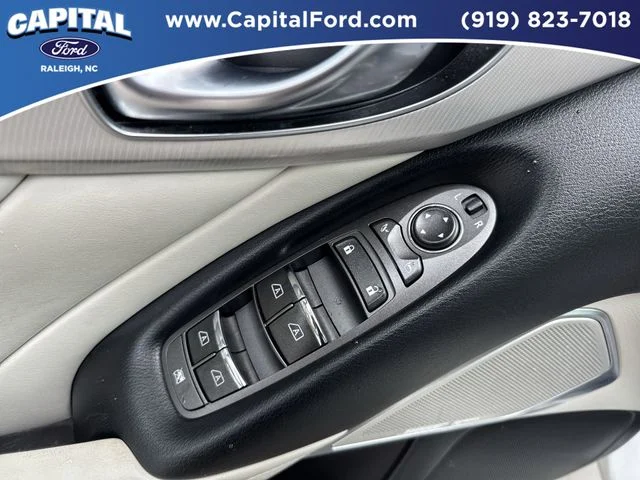 Used 2023 White INFINITI LUXE image 21