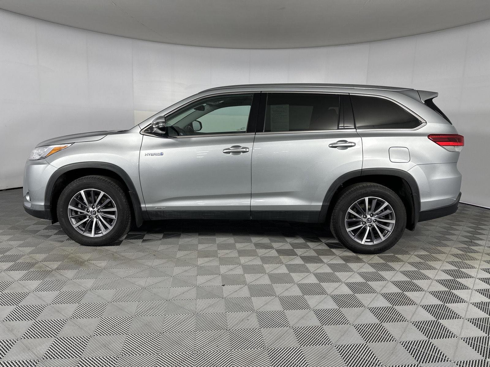 Used 2019 Celestial Silver Metallic Toyota XLE image 4