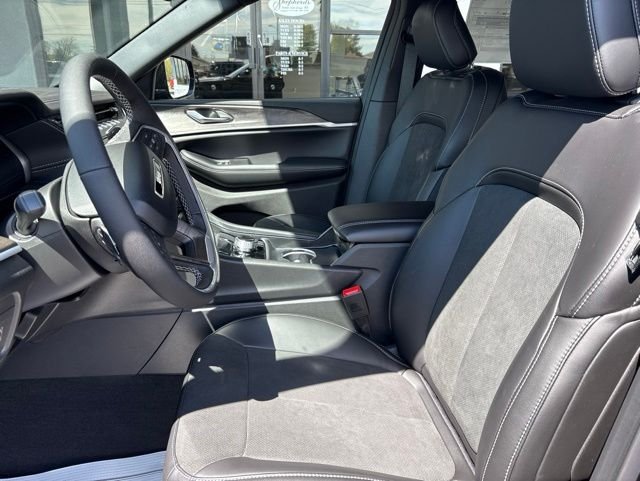 New 2026 Diamond Black Crystal Pearl-Coat Exterior Paint Jeep Altitude image 5