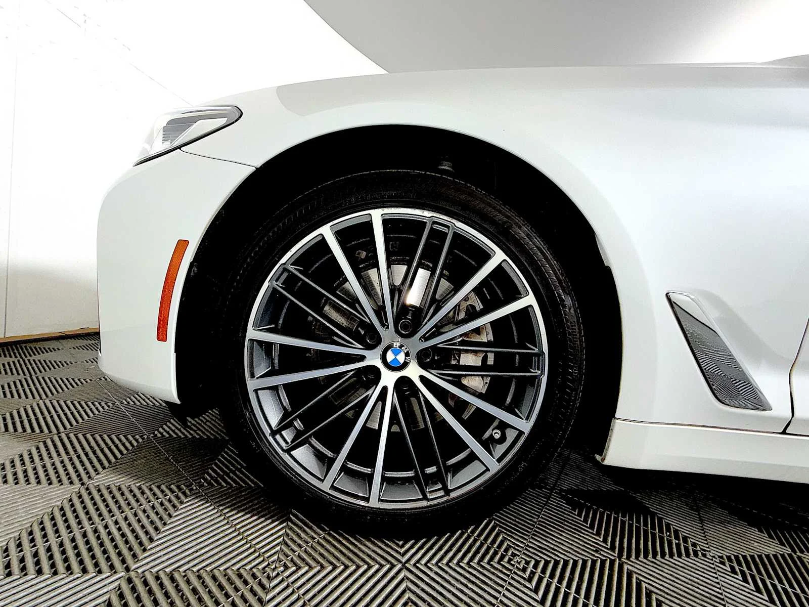 2023 BMW 5 Series 540i - Photo 8