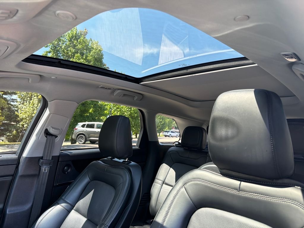 Used 2021 White Lincoln Reserve image 24