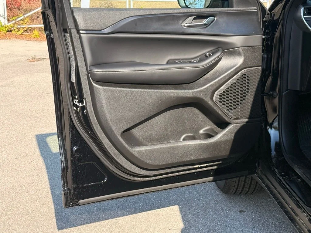 New 2026 Diamond Black Crystal Pearlcoat Jeep Laredo image 28