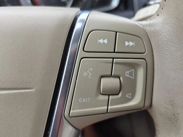 Used 2017 Silver Volvo T5 Inscription image 23