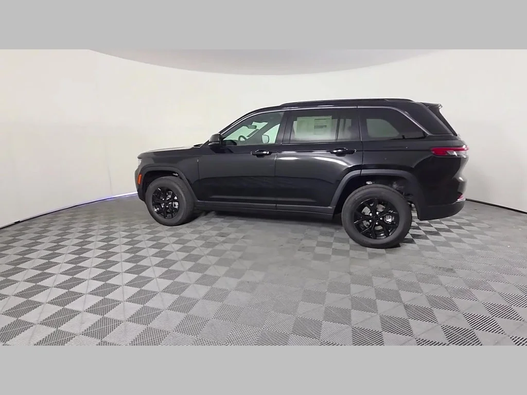New 2026 Diamond Black Crystal Pearl-Coat Exterior Paint Jeep Laredo Altitude image 36