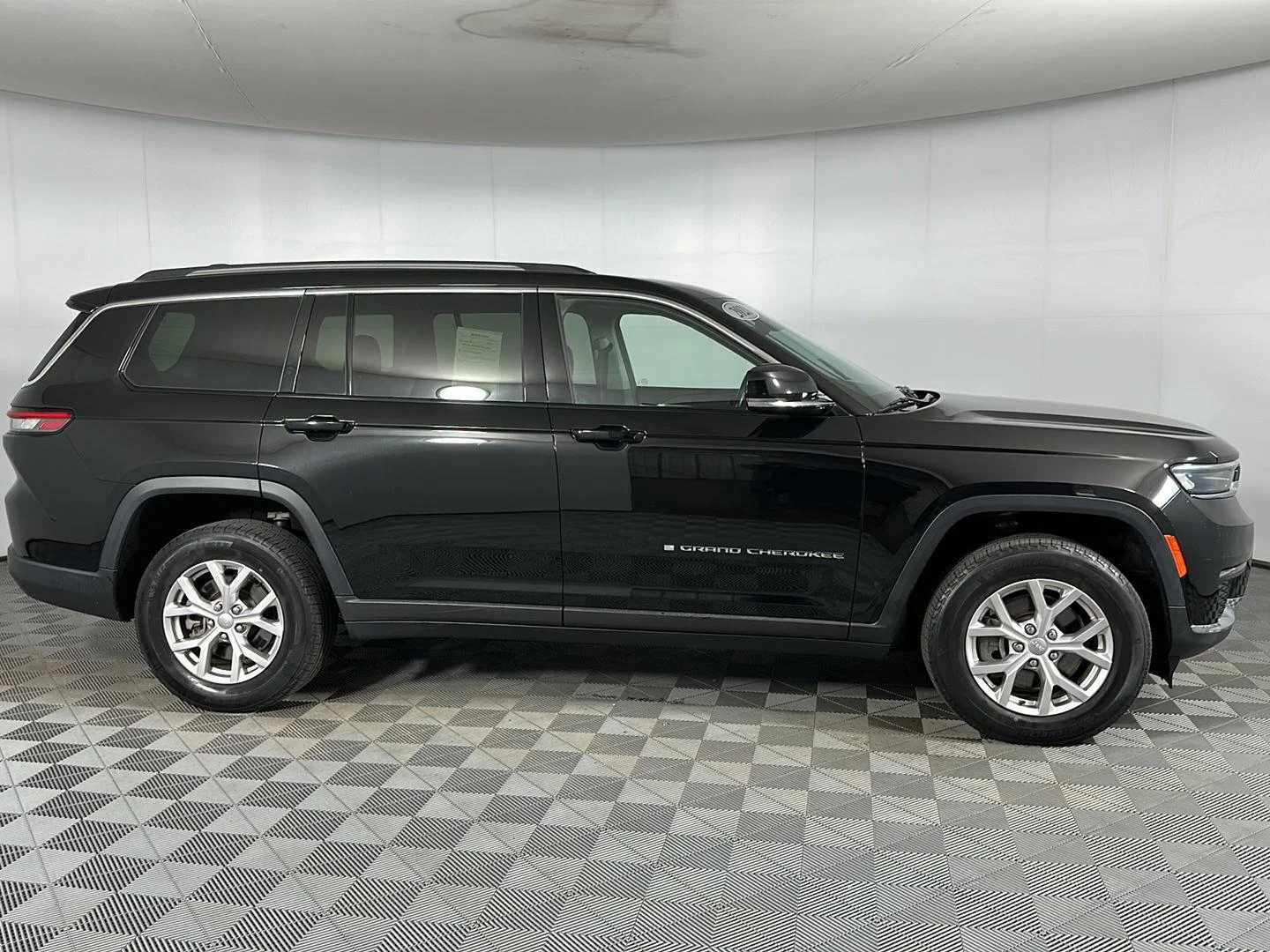 Used 2021 Diamond Black Crystal Pearlcoat Jeep Limited image 32