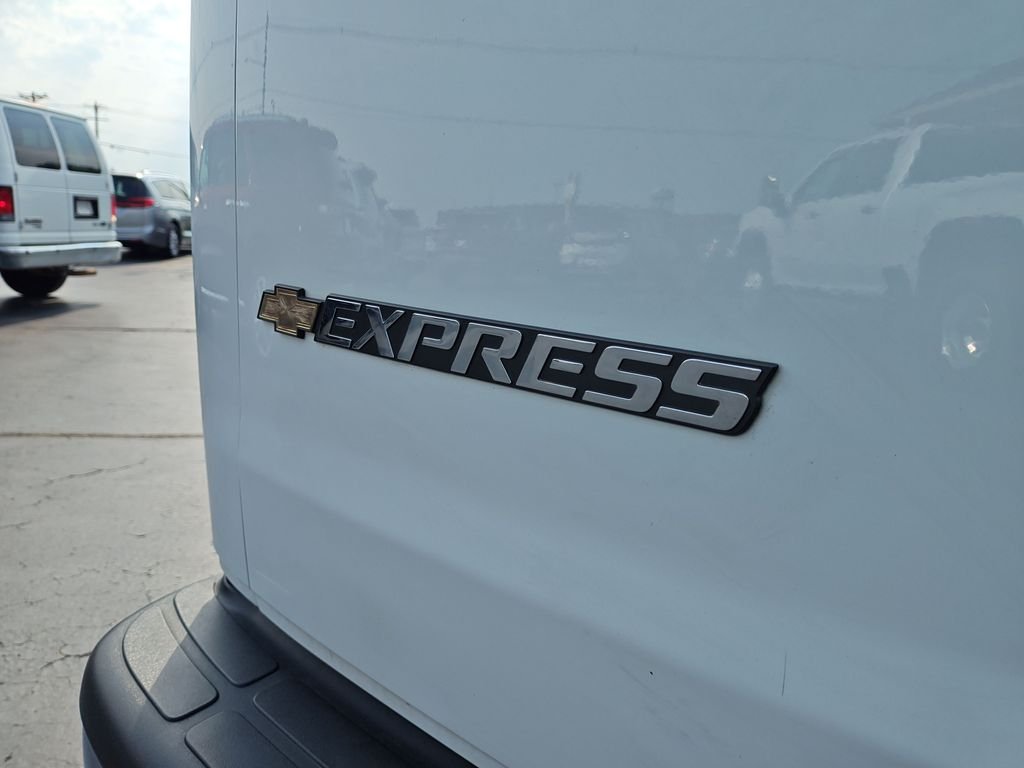Used 2025 White Chevrolet LT image 26