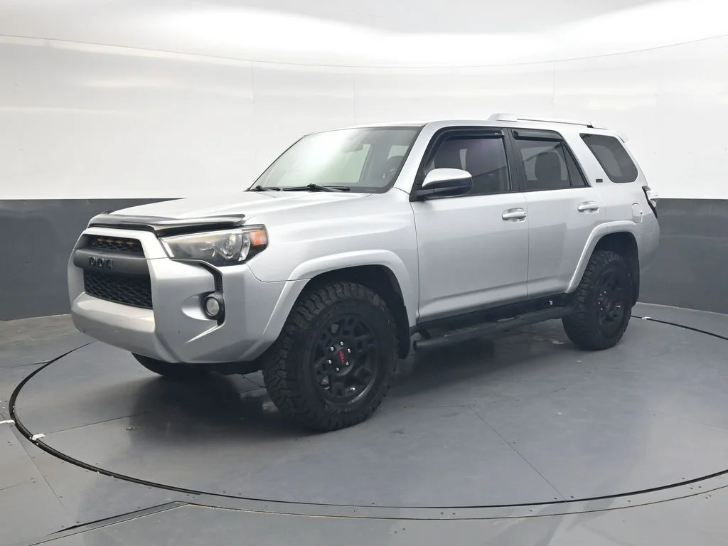 Used 2017 Classic Silver Metallic Toyota SR5 image 8