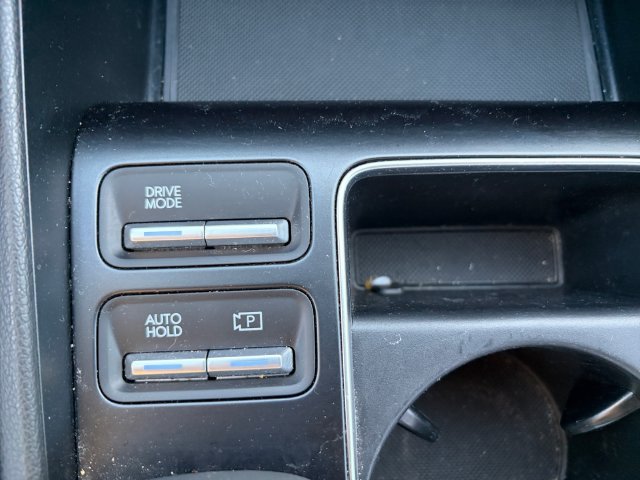 Used 2025 White Hyundai SEL image 29