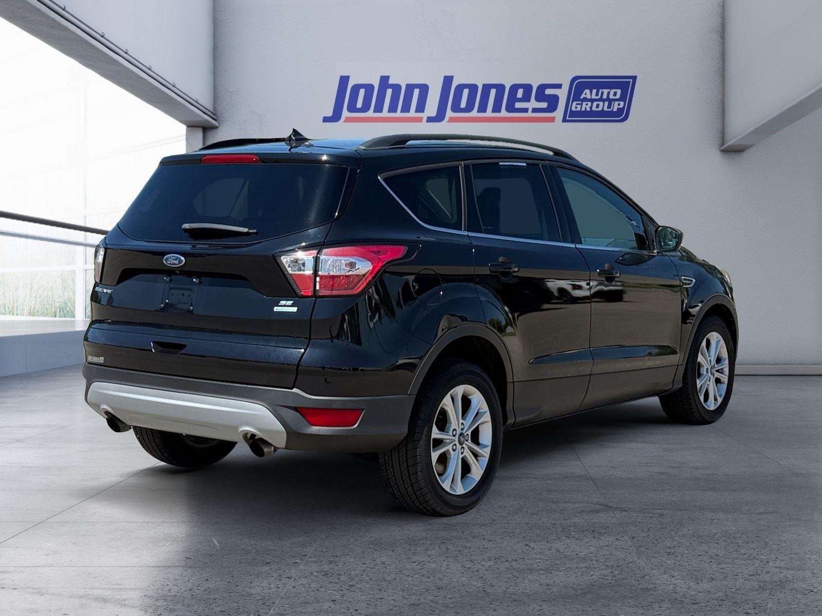 Used 2018 Shadow Black Ford SE image 5