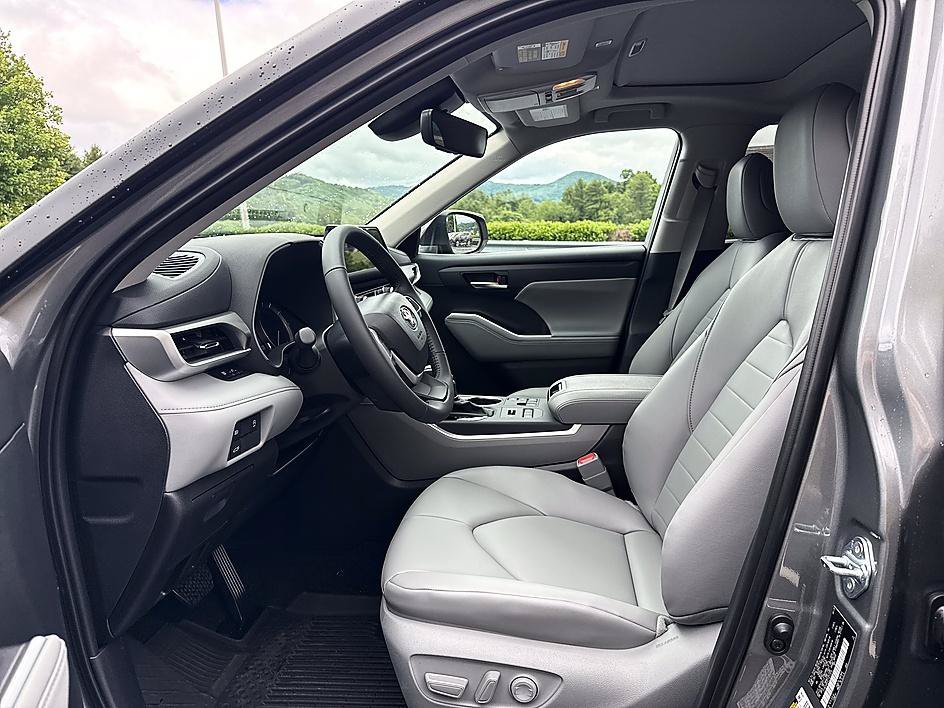 Used 2020 Moon Dust Toyota Hybrid XLE image 35